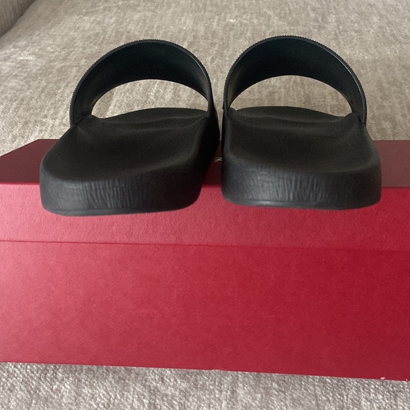 Men’s Salvatore Ferragamo groove black sliders in a size 11 - Picture 6 of 7